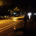 下雨天里撑伞漫步的人